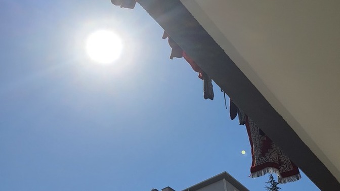 Üst komşu akşamdan balkona astığı şeyleri öğlen 3 oldu toplamıyor. Normal mi?