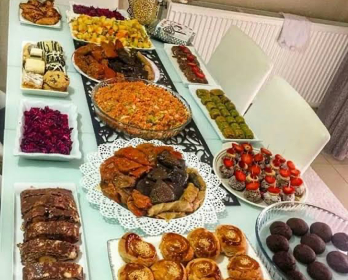Bu sofraya otursanız ilk hangisinden yemeye başlarsınız?