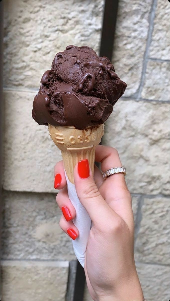 Çikolatalı külah dondurma ki en sevdiğim 🍦🤤