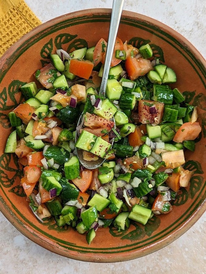 Yemeklerin yanına senin için salata olmazsa olmaz mı?