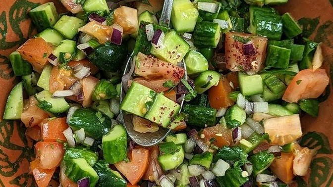 Yemeklerin yanına senin için salata olmazsa olmaz mı?