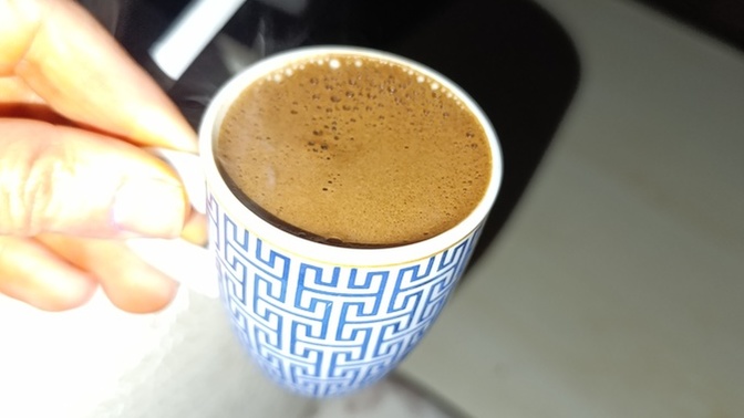 Yine ben kendime kahve içiyorum, siz ne yapıyorsunuz?