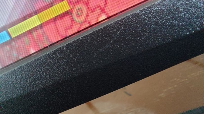 Manitörün altında logonun yazdığı siyah plastikte çok ince beyaz çizgi var gitmiyor nasıl gider?