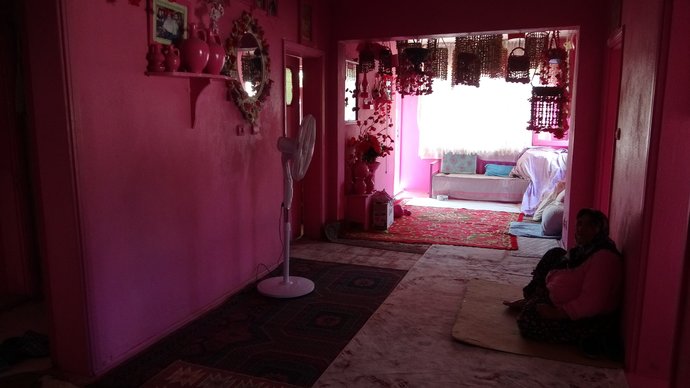 Ispartada pembe rengini çok seven 75 yaşındaki Sakine Teyzenin evi görenleri şaşırttı. Evinizi en sevdiğiniz renge boyar mıydınız?