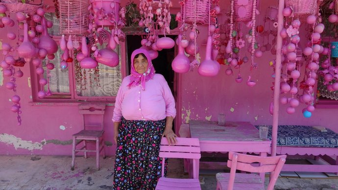 Ispartada pembe rengini çok seven 75 yaşındaki Sakine Teyzenin evi görenleri şaşırttı. Evinizi en sevdiğiniz renge boyar mıydınız?