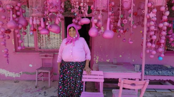Isparta'da pembe rengini çok seven 75 yaşındaki Sakine Teyzenin evi görenleri şaşırttı. Evinizi en sevdiğiniz renge boyar mıydınız?