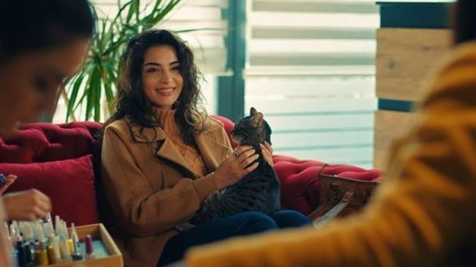 Kendi halinde bir kız ne demek?