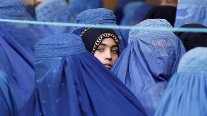 Afganistan'da kadınların tanımadıkları erkeklere bakmaları yasaklanmış. Siz ne düşünüyorsunuz?