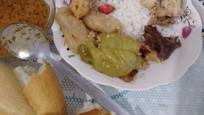 Şu tabağı bitiren kız çok mu yiyordur?