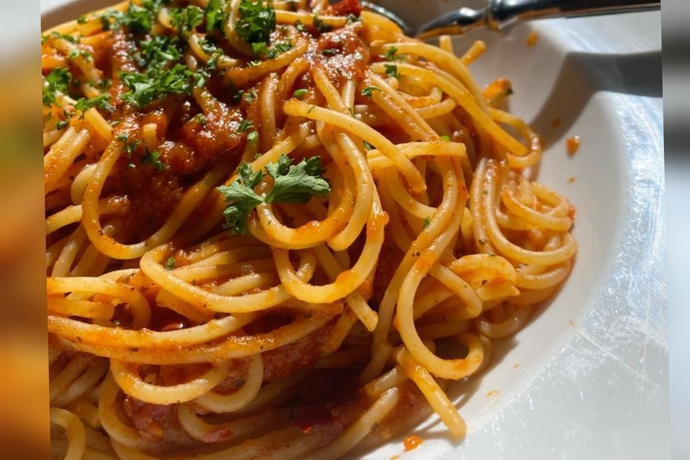 Spagetti makarnayı bir sanat eseri gibi sunacak olsanız, nasıl bir tabak hazırlarsın?