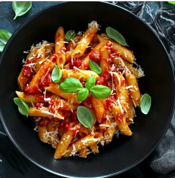 Spagetti makarnayı bir sanat eseri gibi sunacak olsanız, nasıl bir tabak hazırlarsın?