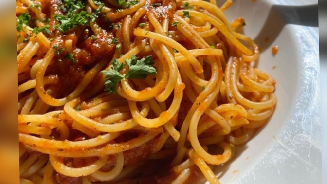 Spagetti makarnayı bir sanat eseri gibi sunacak olsanız, nasıl bir tabak hazırlarsın?