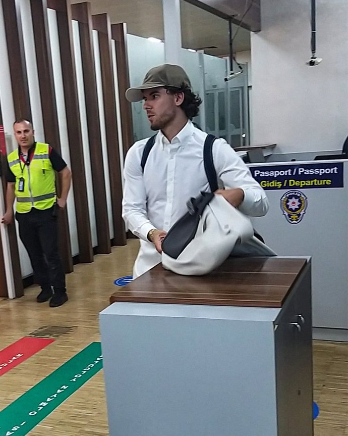 Milli yıldız Ferdi Kadıoğlu resmen Brightonda: Sözleşme imzalamak için yola çıktı. Takımdan giden futbolculara üzülüyor musun?