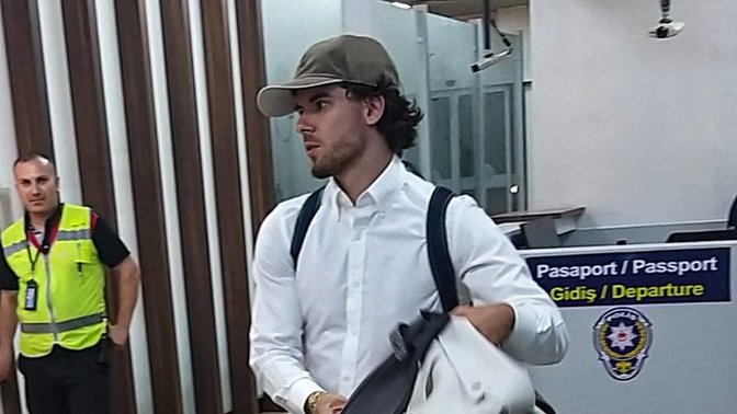 Milli yıldız Ferdi Kadıoğlu resmen Brighton'da: Sözleşme imzalamak için yola çıktı. Takımdan giden futbolculara üzülüyor musun?