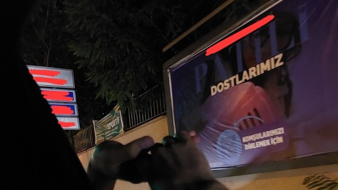 Bu tabelanın gölgesinde duran eller, geçmişin izlerini mi yoksa geleceğin belirsizliğini mi kavramaya çalışıyor?
