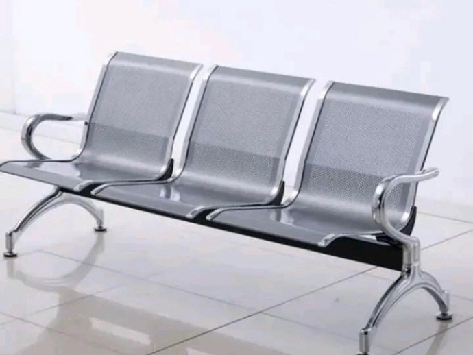 Gittiğin mekanda bu sıralı sandalye varsa, belli ki orada bekleyerek vakit geçireceksin. ⏳