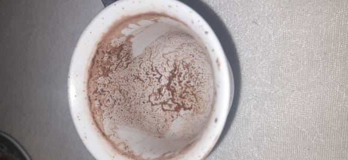 Bi şey görebiliyor musunuz falda 😅?