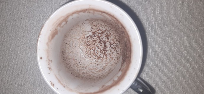 Bi şey görebiliyor musunuz falda 😅?