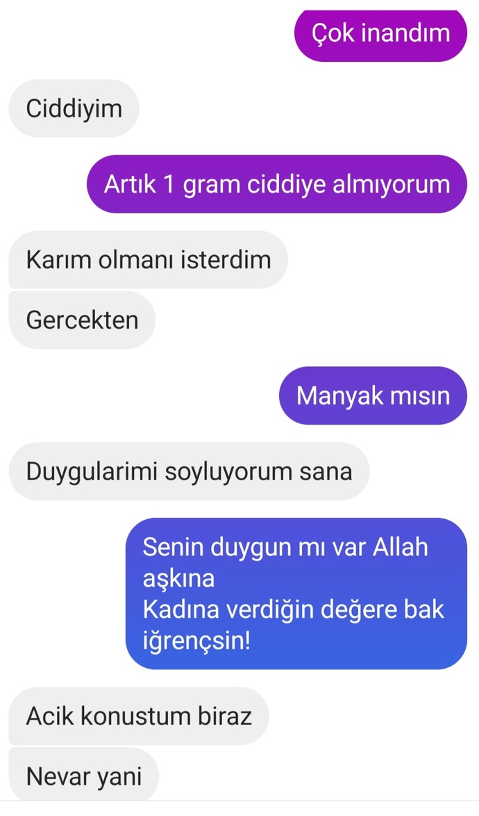 Karşılaşınca rahatsız edip senden çok hoşlandım sürekli saf seviyorum diyip böyle mesaj atan erkek normal mi ne bu?