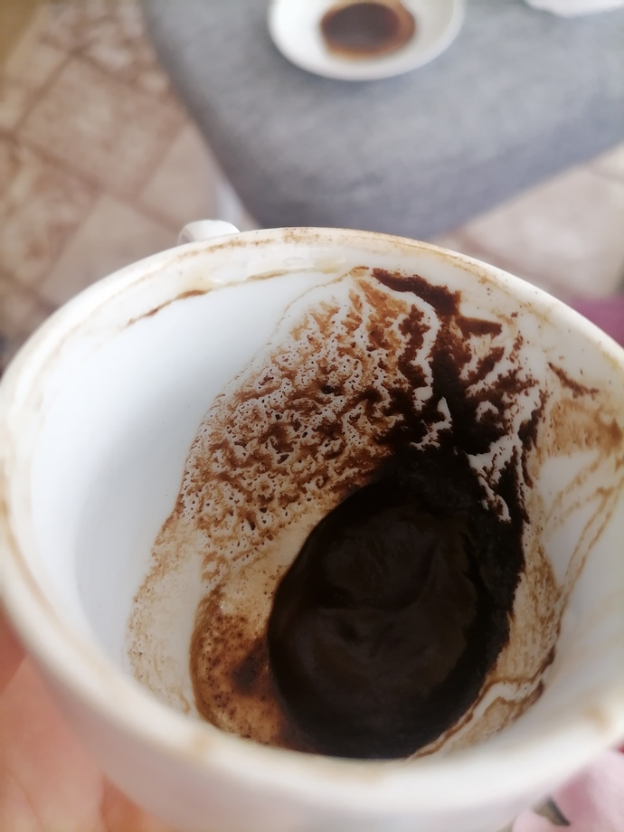 Kahve falı bakmayı bilen?