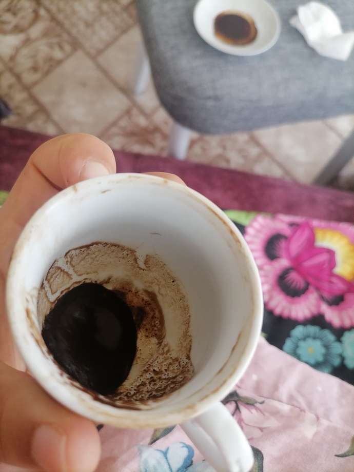 Kahve falı bakmayı bilen?