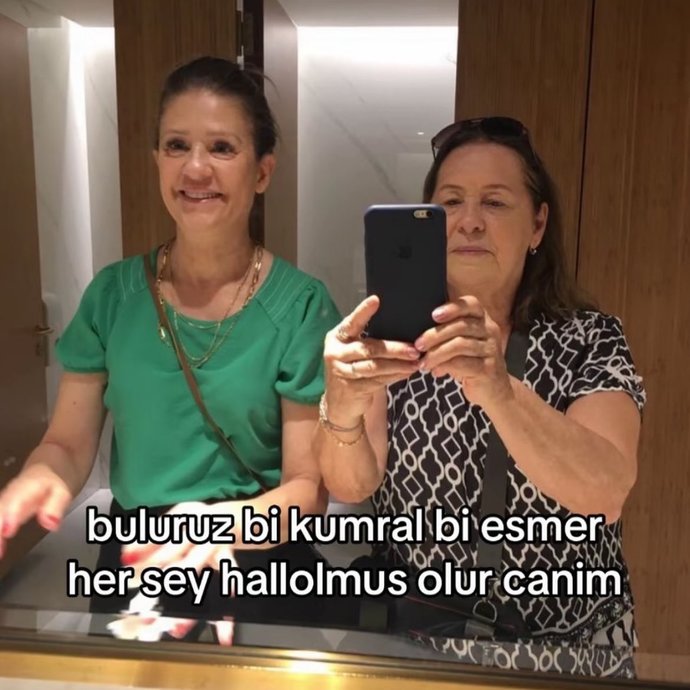 Ewet kizlar bı kumral ve bı esmer arayisina ciktik (sarisin olmasinn)