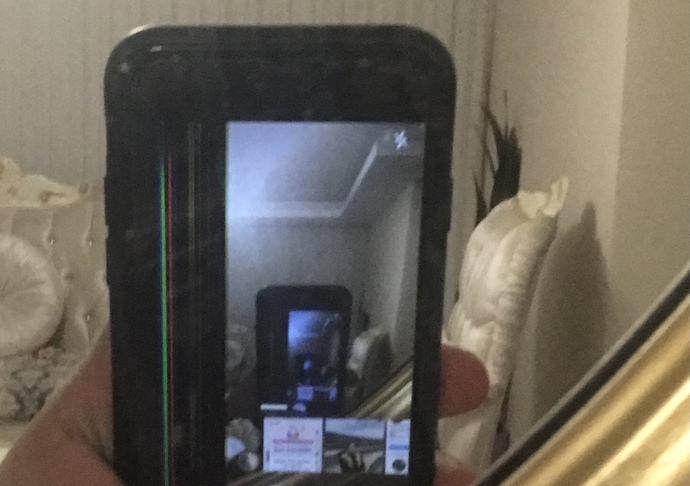 İPhone 7 ekranın yarısı gitti napıcam cok mu masraf çıkar?
