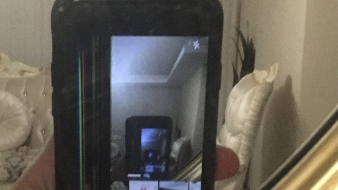 İPhone 7 ekranın yarısı gitti napıcam cok mu masraf çıkar?