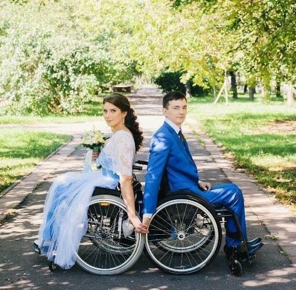 Engelli bir insan ile aşk yaşamaya daha çok hangi taraf ciddi bakıyor kadınlar mı erkekler mi?