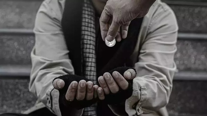 Sokakta dilenci gördüğünüzde para veriyor musunuz?