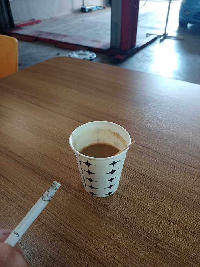 Günaydın uyanır uyanmaz peşin peşin bir parol içtim nasıl olsa birileri başımızı ağrıtacak öyle de değil mi?