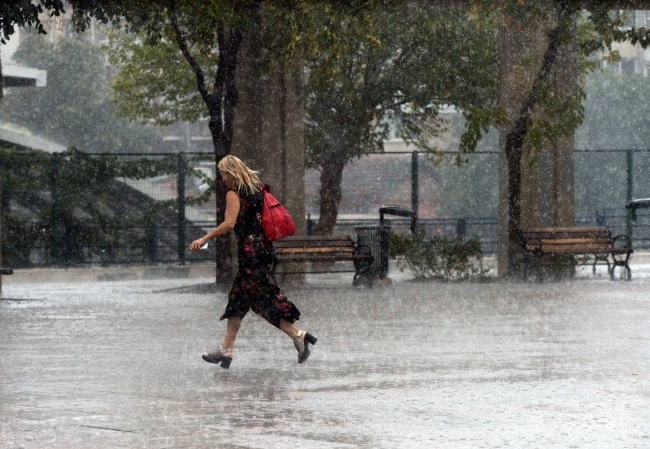 Bugün çoğu yerde #yağmur var. 🌧️ Yağmurlu havalarda en çok ne yapmayı seviyorsun?