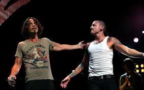 Para pul şöhret mutluluk getirseydi Chester benington (linkin parkın solisti) intihar eder miydi?