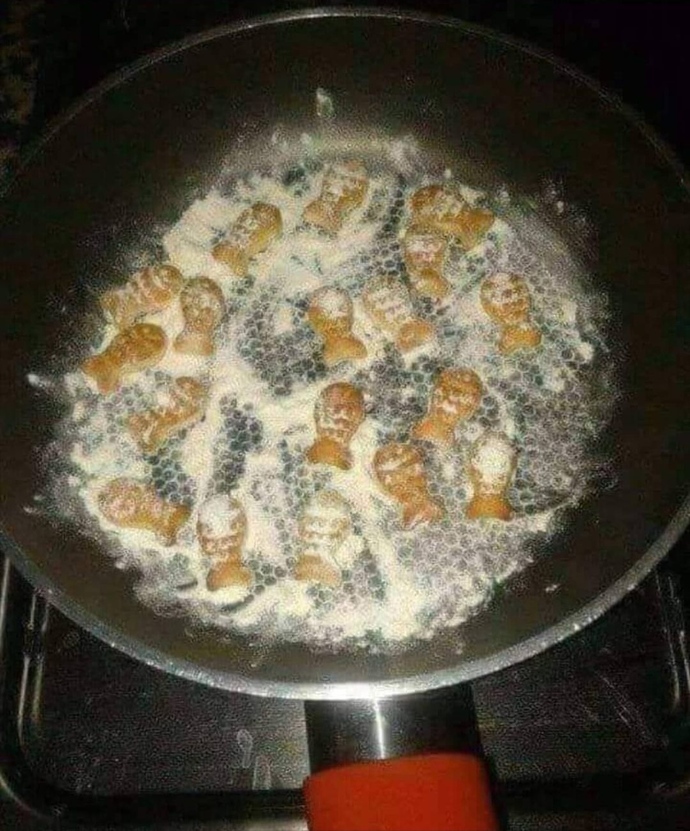 Akşama şöyle bir balık kızartıp da afiyetle yiyeyim diyorum, sizce bu balığın yanına salata mı iyi olur nar ekşisi mi 🤭🤭🤭?