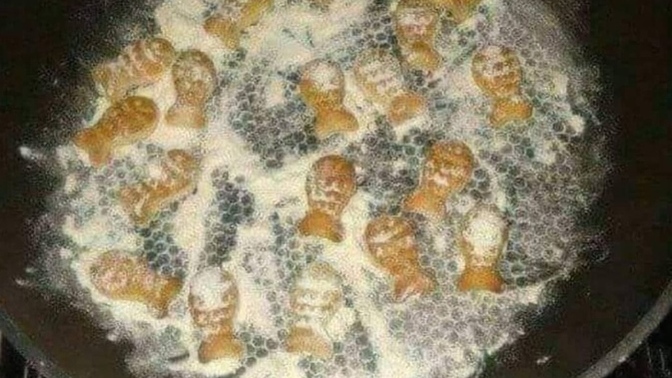 Akşama şöyle bir balık kızartıp da afiyetle yiyeyim diyorum, sizce bu balığın yanına salata mı iyi olur nar ekşisi mi 🤭🤭🤭?