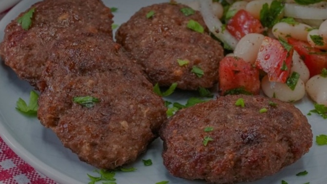 Izgara köfteyi pişirirken dikkat ettiğin püf noktası nedir?