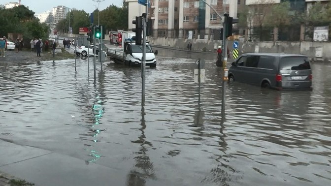 İstanbul'da çok kuvvetli bir sağanak başladı ve sel uyarısı yapıldı! Bulunduğunuz yere yağmur yağıyor mu?