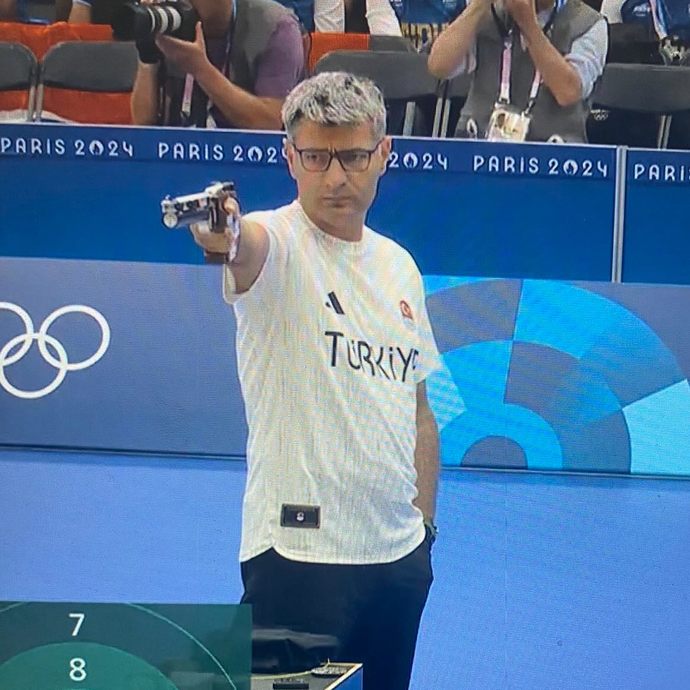 Bir erkeğin kıyafeti mi yoksa duruşu mu kendisine daha çok karizma katar?