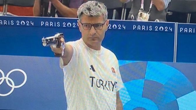 Bir erkeğin kıyafeti mi yoksa duruşu mu kendisine daha çok karizma katar?