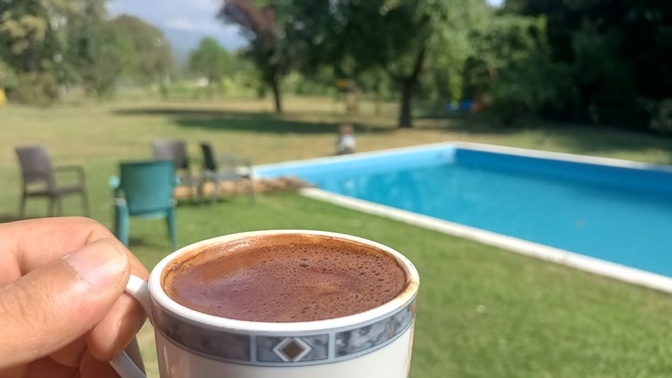 Kahvenizi sade mi içersiniz, şekerli mi?