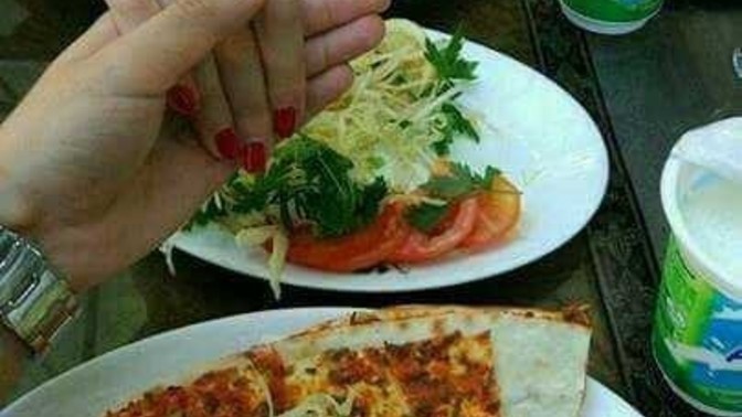 İlk buluşmada lahmacun yemeye götüren flörtten olur mu?