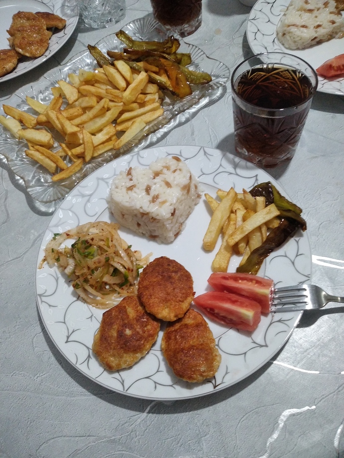 Servis tabağında yemek yemeyi severmisiniz?