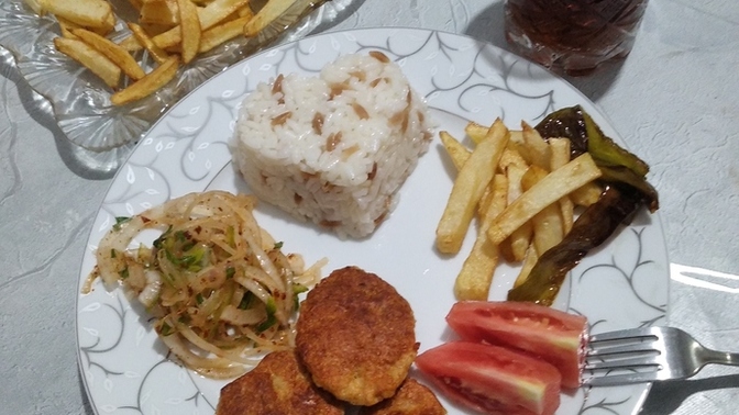 Servis tabağında yemek yemeyi severmisiniz?