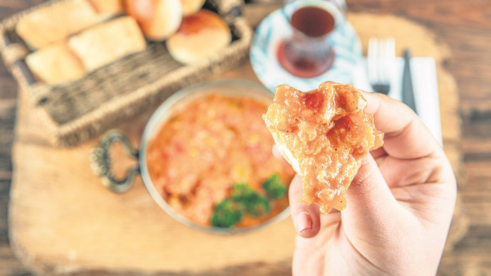 Manitanın yanında menemene ekmek banılır mı?