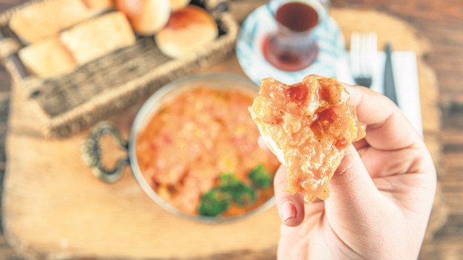 Manitanın yanında menemene ekmek banılır mı?
