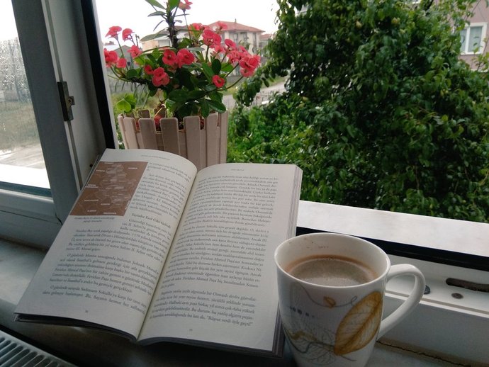 Yağmur, kitapların ve kahven olduğunda hayat daha çekilir mi geliyor?