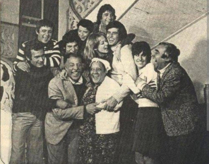 Kalabalık çok sesli bir ailede mi yasamak isterdiniz yoksa sessiz sakin az ailede mi yasamak isterdiniz?