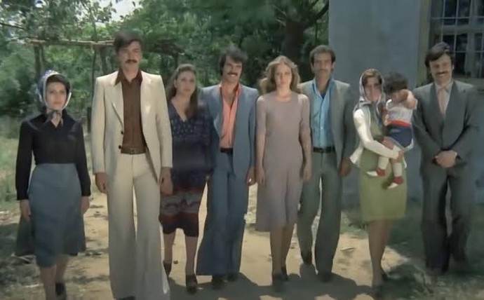 Kalabalık çok sesli bir ailede mi yasamak isterdiniz yoksa sessiz sakin az ailede mi yasamak isterdiniz?