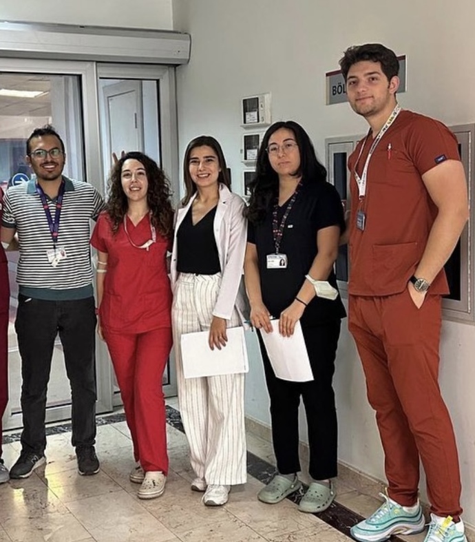 Fotoğraflarda erkekler öküz gibi çıkarken bizler neden bu kadar miniğiz?