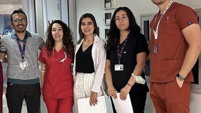 Fotoğraflarda erkekler öküz gibi çıkarken bizler neden bu kadar miniğiz?